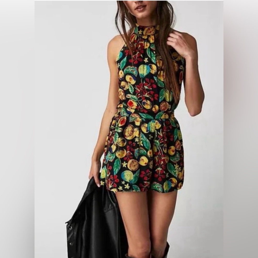 🍊 Free People Coral Tides Romper – NWT Size Small Open Back Halter 🍊